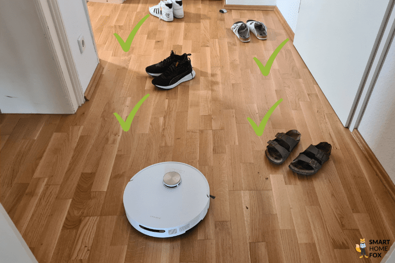 Можно увидеть результаты испытаний Dreame L20 Ultra по обнаружению таких препятствий как обувь.